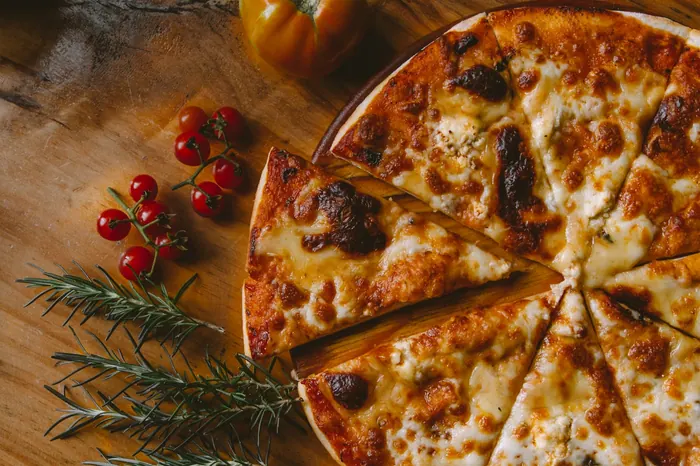 Pizza margherita z pomidorkami i rozmarynem