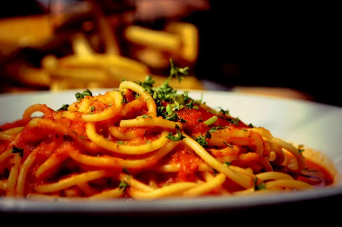 Talerz spaghetti w sosie pomidorowym z natką