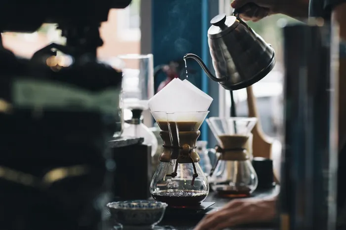 Barista przygotowuje kawę przy ekspresie