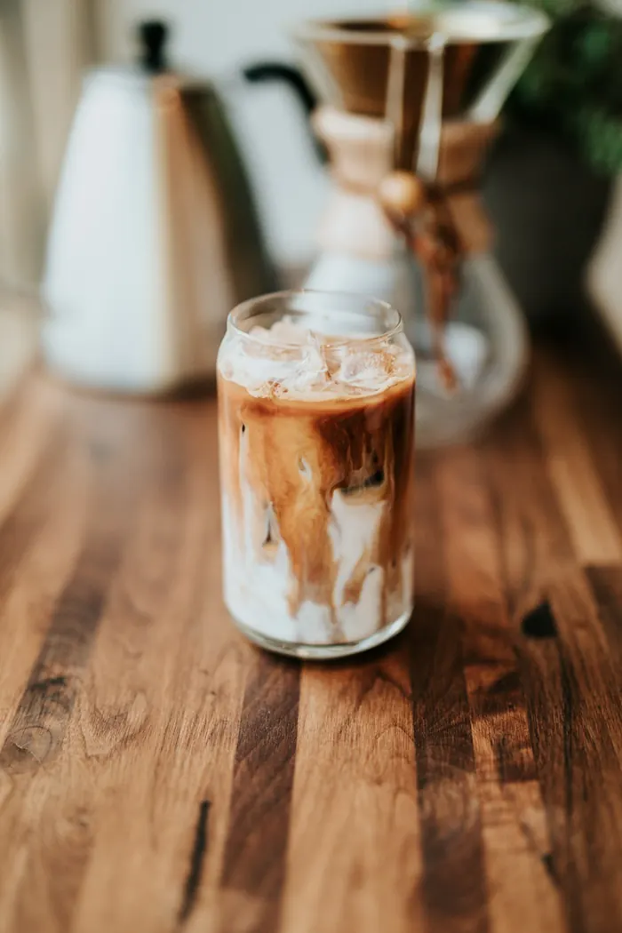 Mrożone latte w szklance na drewnianym blacie