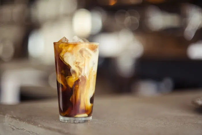Wysoka szklanka kawy cold brew z lodem